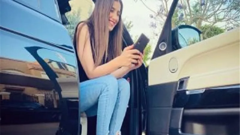 بحبك يا أمى.. مى عمر تحتفل بعيد ميلاد والدتها 