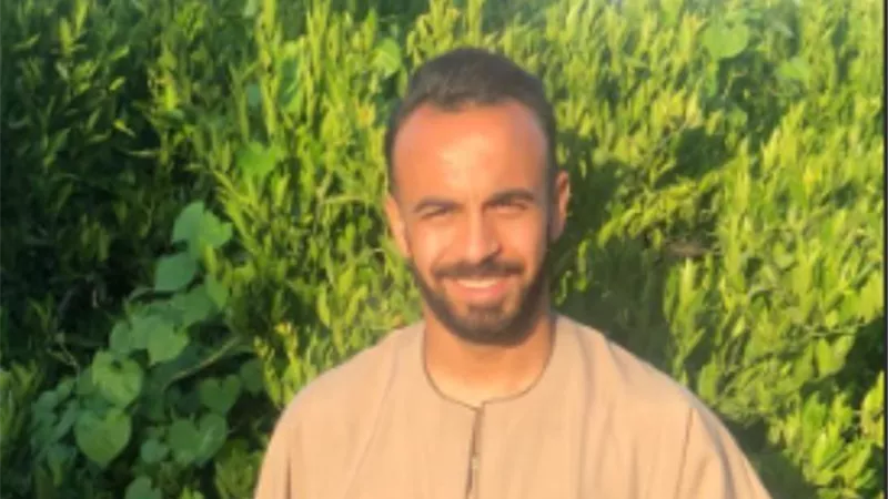 أفشة يغازل جمهور الأهلى بالجلباب الصعيدى