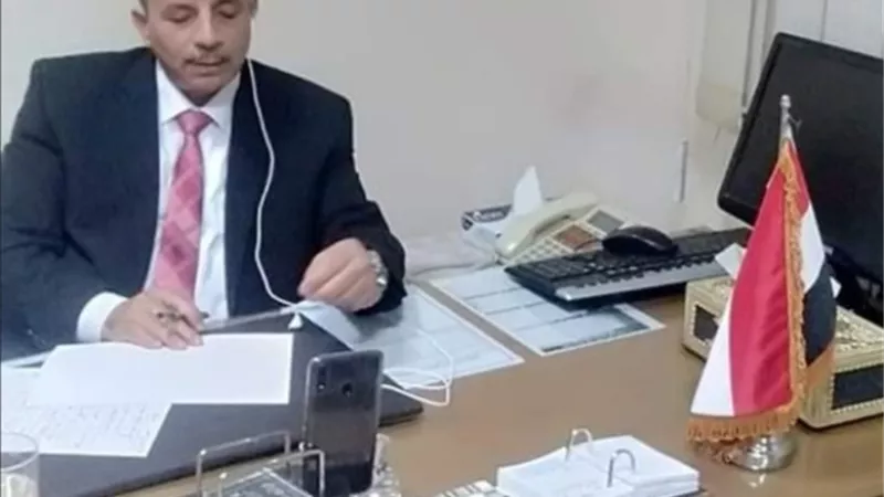 وكيل وزارة التعليم بقنا يعقد لقاءات دورية مع المعلمين عبر الفيديو كونفرانس