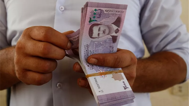 الذعر يدفع الليرة السورية إلى انهيار قياسي أمام الدولار