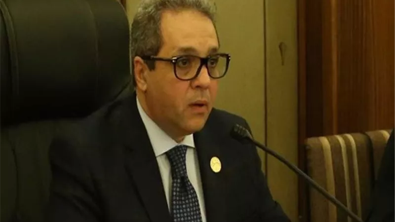 الشريف: تركيب شبكة غازات متكاملة لاجهزة التنفس والعناية المركزة بسوهاج