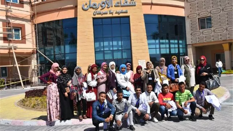 طلاب أكاديمية التمريض يدعمون مرضى شفاء الأورمان بالأقصر.صور