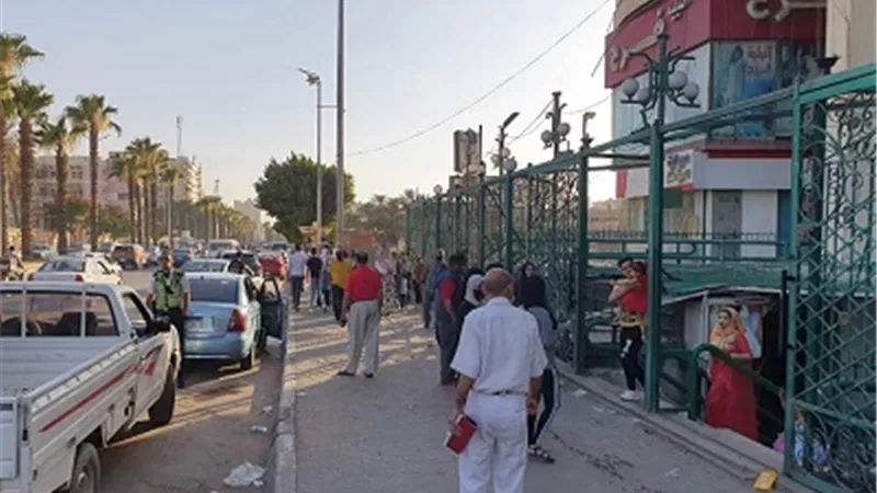غلق وتشميع المحلات المخالفه بناحيه سنتر شارع الهرم