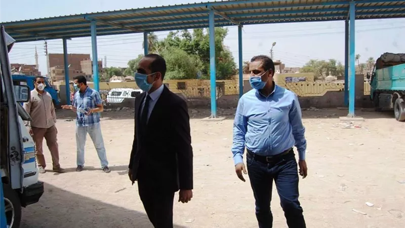 نائب محافظ سوهاج يتفقد المواقف للتأكد من الإلتزام بإرتداء الكمامات..صور