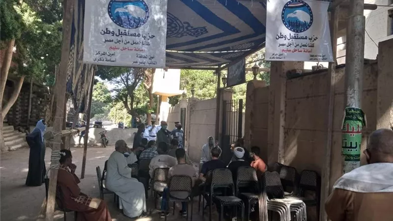 مستقبل وطن ساحل سليم باسيوط يقيم سرادق لحماية المواطنين بالسجل المدني من حرارة الشمس