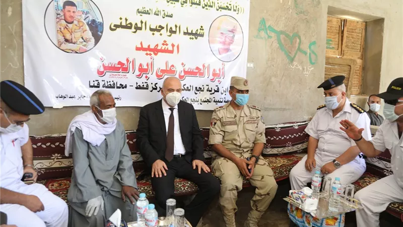 الداودى يقدم واجب العزاء لأسرة مجند القوات المسلحة توفى بحادث مرورى