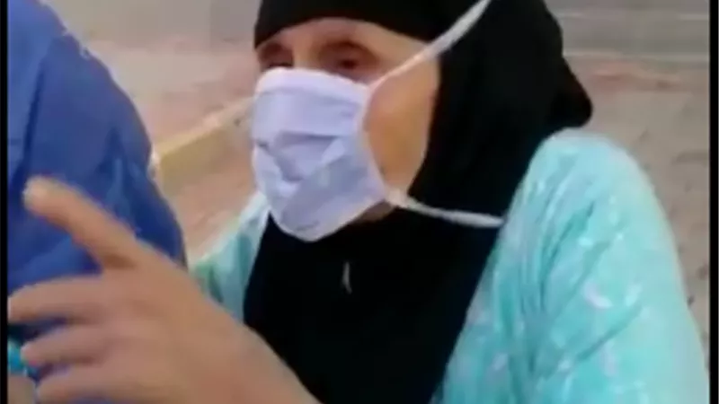 مسنة 88 عاما تعافت من كورونا .. الحاجة عطيات تشكر الفريق الطبى بمستشفى العزل .. فيدثو