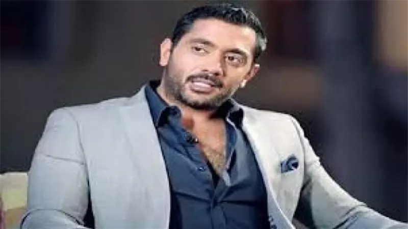 أحمد فلوكس ينشر صورة بالبدلة بعد وعكته الصحية