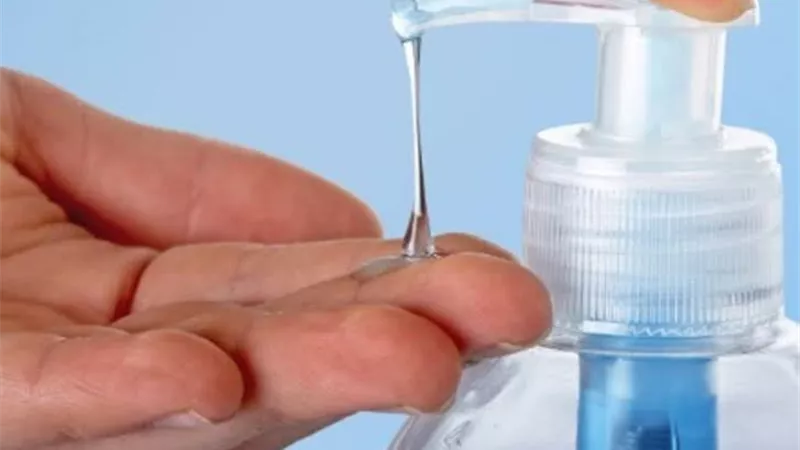 شركة مستحضرات تجميل تتبرع بمطهر الأيدي لمستشفيات العزل