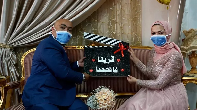 بالكمامات.. خطوبة منتج خان تيولا (صور)