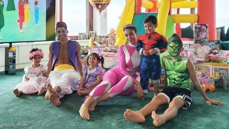 كريستيانو رونالدو يحتفل بعيد ميلاد توأمه متنكرأ فى شخصية علاء الدين.. فيديو