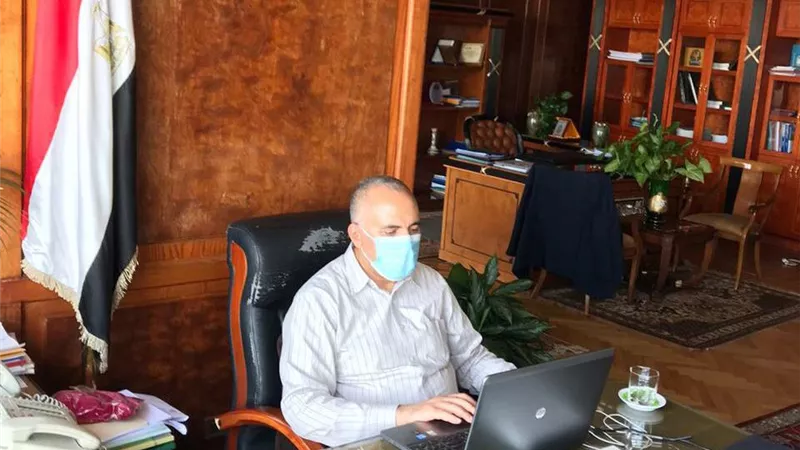 وزير الري عبر الفيديو كونفرانس: تقرير اسبوعي لمتابعة تنفيذ التكليفات الرئاسية لتأهيل الترع