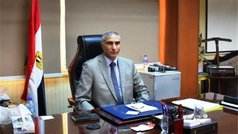 جهاز القاهرة الجديدة يشن حملة على الإعلانات المخالفة .. صور