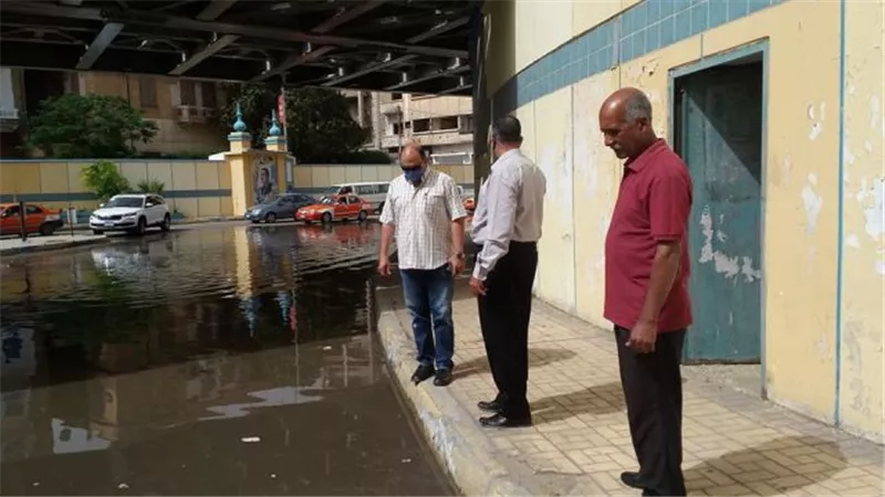 إصلاح كسر خط مياه بمحيط نفق عبدالناصر في الإسماعيلية .صور