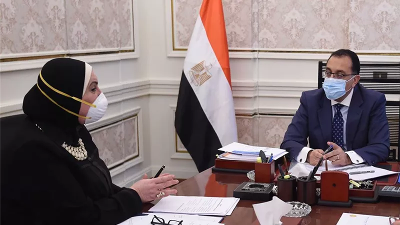 رئيس الوزراء يستعرض الاشتراطات الفنية لتصنيع الكمامات القماشية
