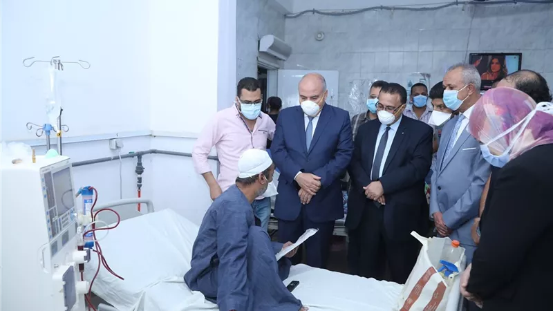 محافظ قنا يزور المستشفي المركزي والحميات بفرشوط