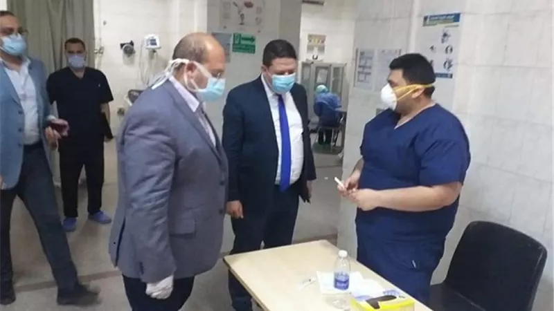 نائب محافظ الجيزة يتفقد العناية المركزة وغرف العزل بمستشفي إمبابه ومستشفى الوراق