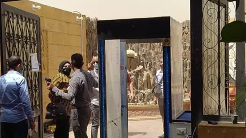 بالصور.. تركيب بوابتي تعقيم بمقر نقابة المحامين والنادي النهري بالمعادي