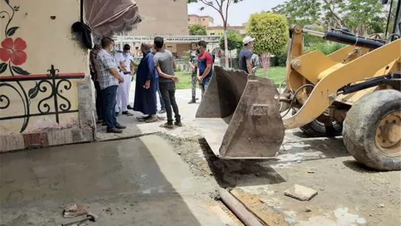 حملات مكثفة لضبط الاسواق والمحلات وإيقاف المباني المخالفة بحي الأربعين