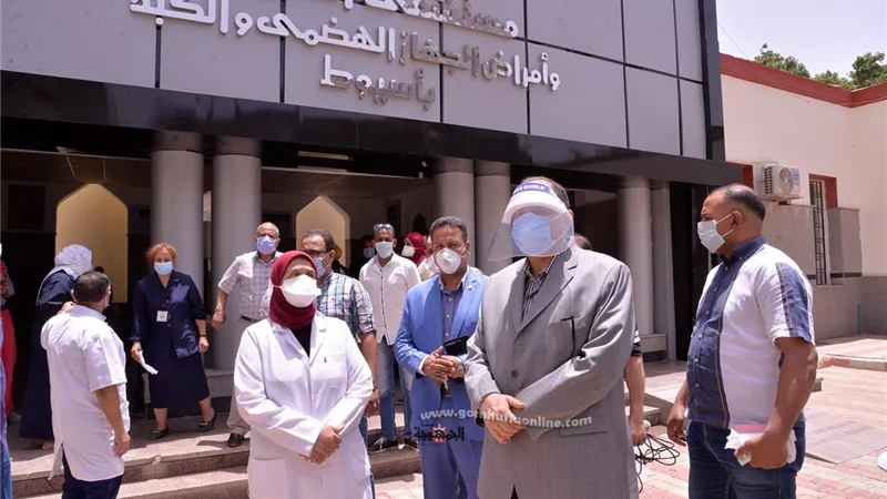 محافظ أسيوط يتفقد المستشفيات لمتابعة سير العمل والتأكد من توافر الأطقم الطبية والأدوية ومستلزمات علاج مرضى كورونا