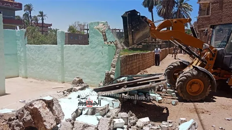 إزالة 21 حالة تعد على الاراضي الزراعية والبناء المخالف بسوهاج..صور