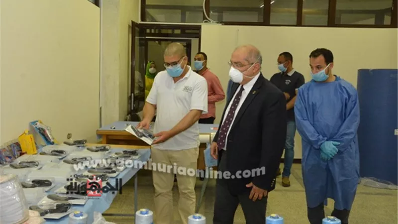 رئيس جامعة أسيوط يطمئن على وجود مخزون آمن من المواد الخام المستخدمة في إنتاج الكمامات