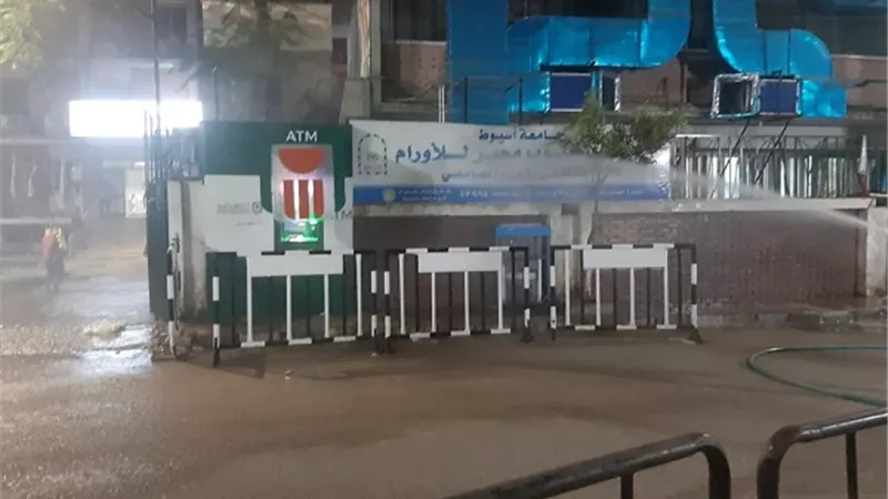 حملة لرش وتطهير معهد الأورام وبعض شوارع حي غرب فى أسيوط