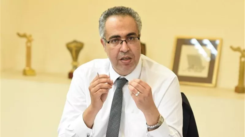 إسماعيل مختار يعلن عودة العروض المسرحية أون لاين.. تفاصيل