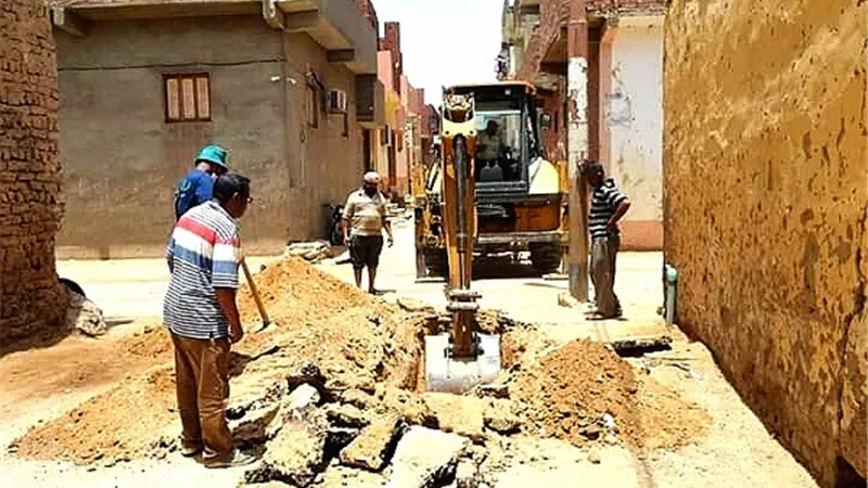 إحلال وتركيب وصلات مياه بشوارع وأحياء الخارجة فى الوادى الجديد