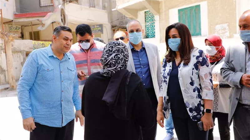 محافظ دمياط فى الشارع لمتابعة عمليات الرصف وبحث مخطط تطوير سوق السمك