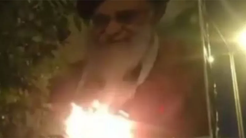 احتجاجا على قمع الحريات .. حرق صورة خامنئي فى ميدان بمدينة مشهد