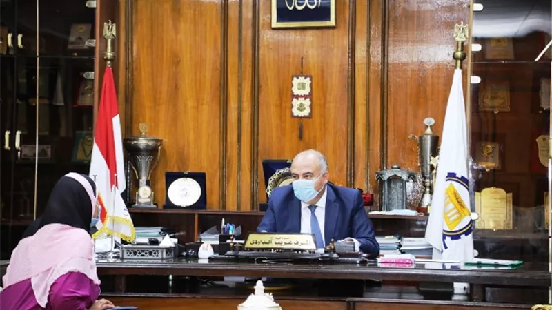 محافظ قنا ونائبه يلتقيان بعدد من المواطنين لبحث مطالبهم