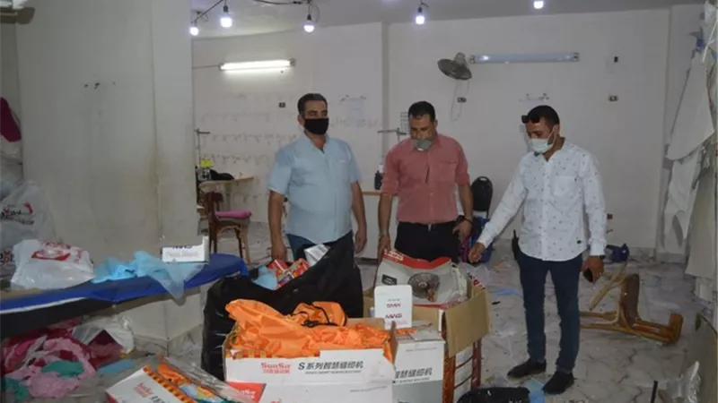 محافظ الجيزة ..غلق وتشميع مصنع ينتج كمامات وبدل وقائية غير مطابقة للمواصفات بالمنيب