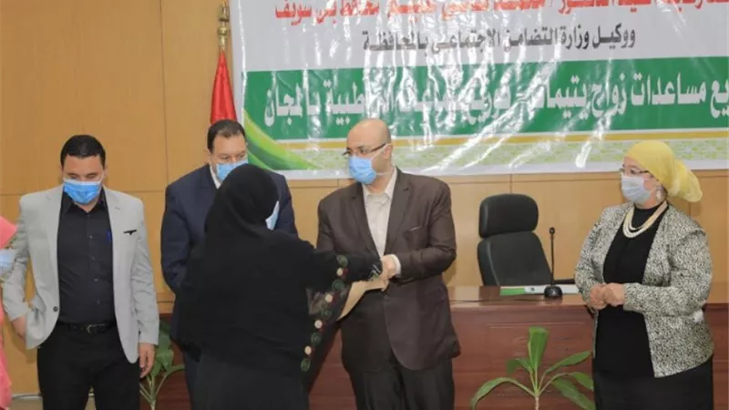 محافظ بني سويف يسلم مساعدات زواج الأيتام وسماعات أذن للفئات الأولى بالرعاية