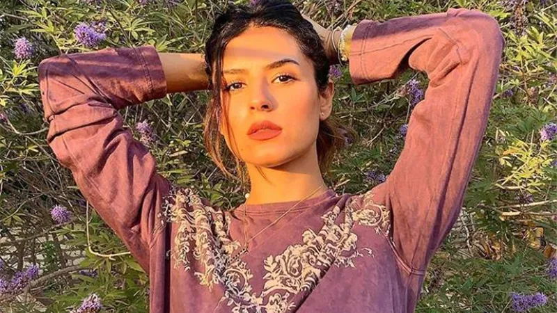 ريهام أيمن تتألق وسط الأشجار والورود بأحدث جلسة تصوير