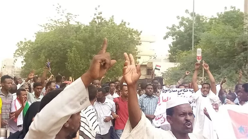 أنصار البشير يتظاهرون في الخرطوم مطالبين بإسقاط الحكومة