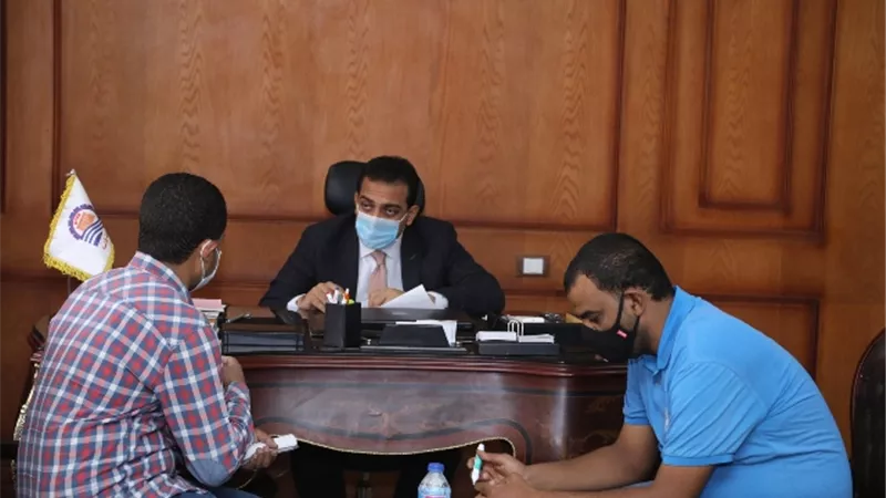 نائب محافظ قنا يستعرض شكاوى المواطنين .صور