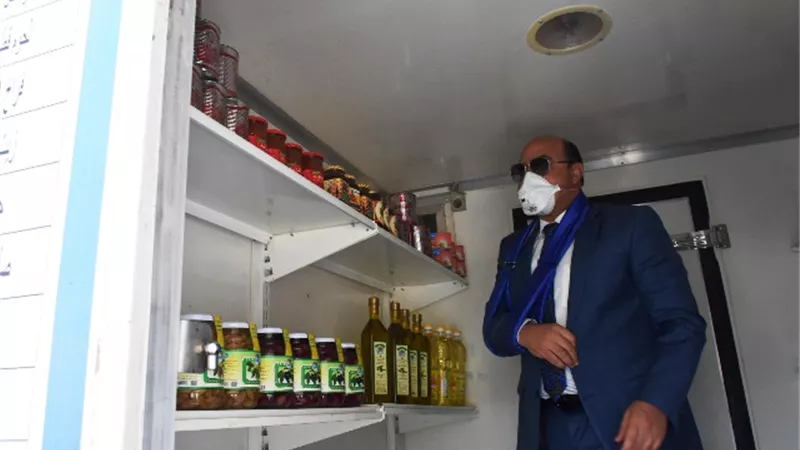 محافظ أسوان يتفقد منافذ البيع المتنقلة لمنتجات جهاز مشروعات الخدمة الوطنية.صور