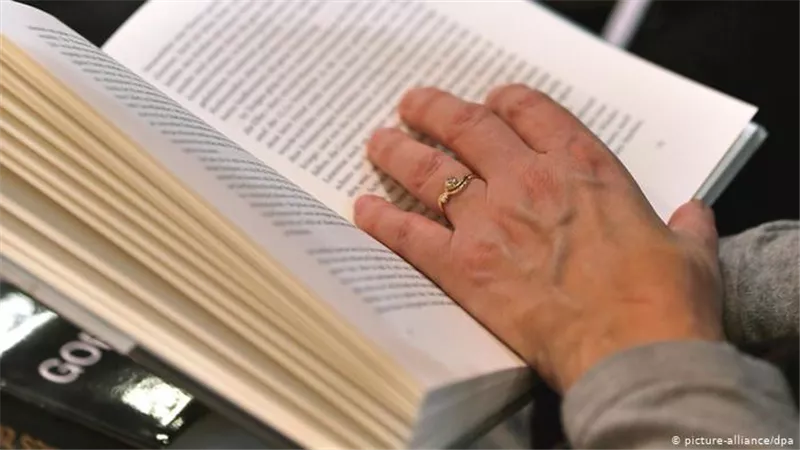 مكتبة تفرض غرامة على شخص استعار كتاب واعاده بعد 40 عاماً