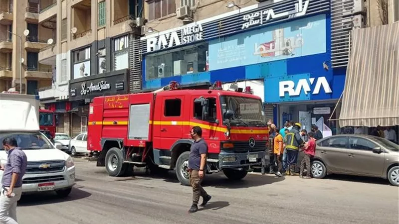السيطرة على حريق بأحدى المحلات المشهوره بشارع شبرا