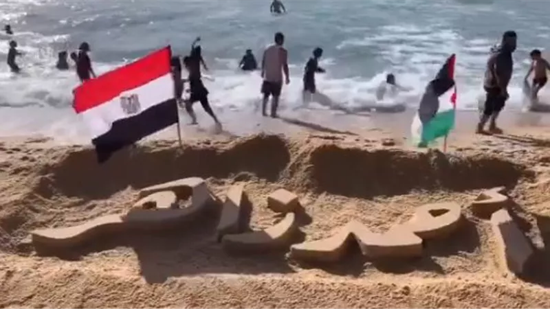 الجمهور الفلسطينى يحتفل بنجاح النجم أحمد زاهر فى رمضان بحفر اسمه على الرمال.. فيديو