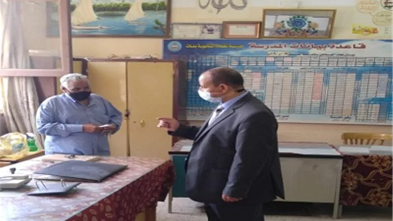 وكيل وزارة التعليم بقنا يكرم مدير مدرسة نقادة الثانوية بنات