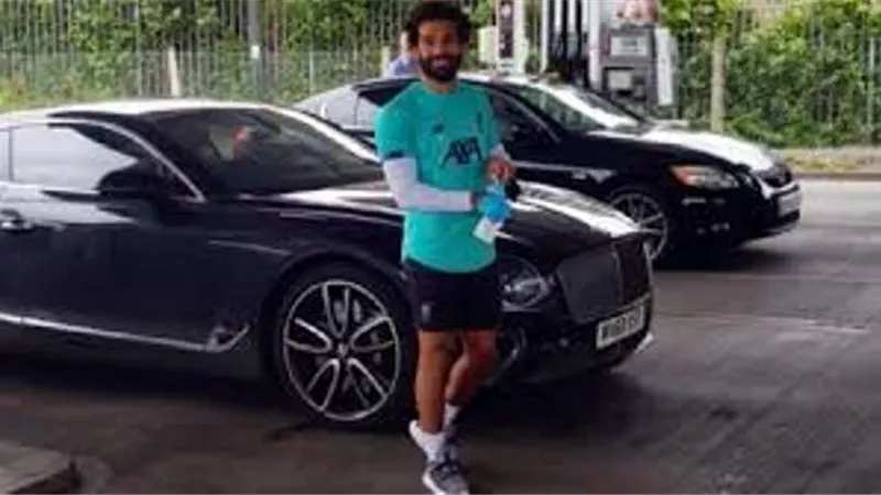 صلاح يفاجئ جماهير ليفربول بتصرف رائع في محطة الوقود