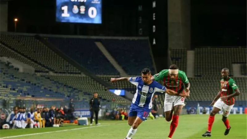كورونا يهز الشباك مرة أخرى ويقود بورتو لصدارة الدوري البرتغالي