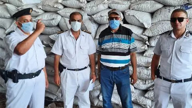 الزراعة تضبط 14 ألف طن خامات وأعلاف غير صالحة بالبحيرة