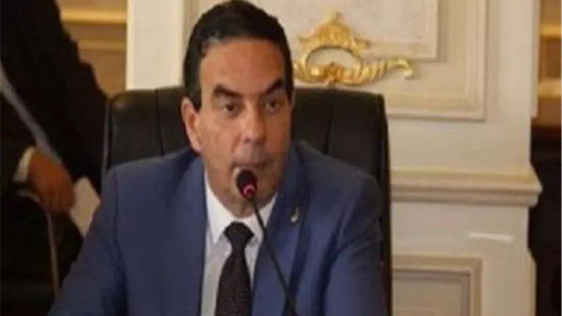 أيمن أبو العلا يطالب بتغيير بروتوكول التبرع ببلازما المتعافين من كورونا