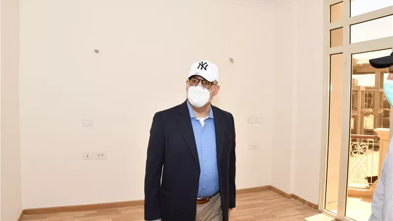 وزير الإسكان في عزل منزلي بعد مخالطته مصابا بـ«كورونا»