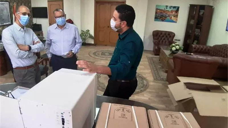 جهاز الشروق ومجلس الأمناء يتبرعان بجهاز للكشف عن حالات الكورونا بالمستشفى.. بالصور