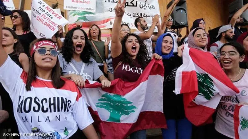 الليرة اللبنانية تسجل تراجعا غير مسبوق أمام الدولار