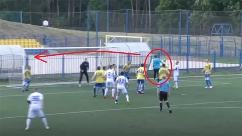 بالفيديو.. حارس يقبل صديقته بعد تسجيله هدفا رائعا في الثواني الأخيرة